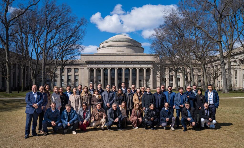 Imagem da última turma de alunos do programa global no MIT onde aprenderam sobre inovação e sobre governança corporativa.