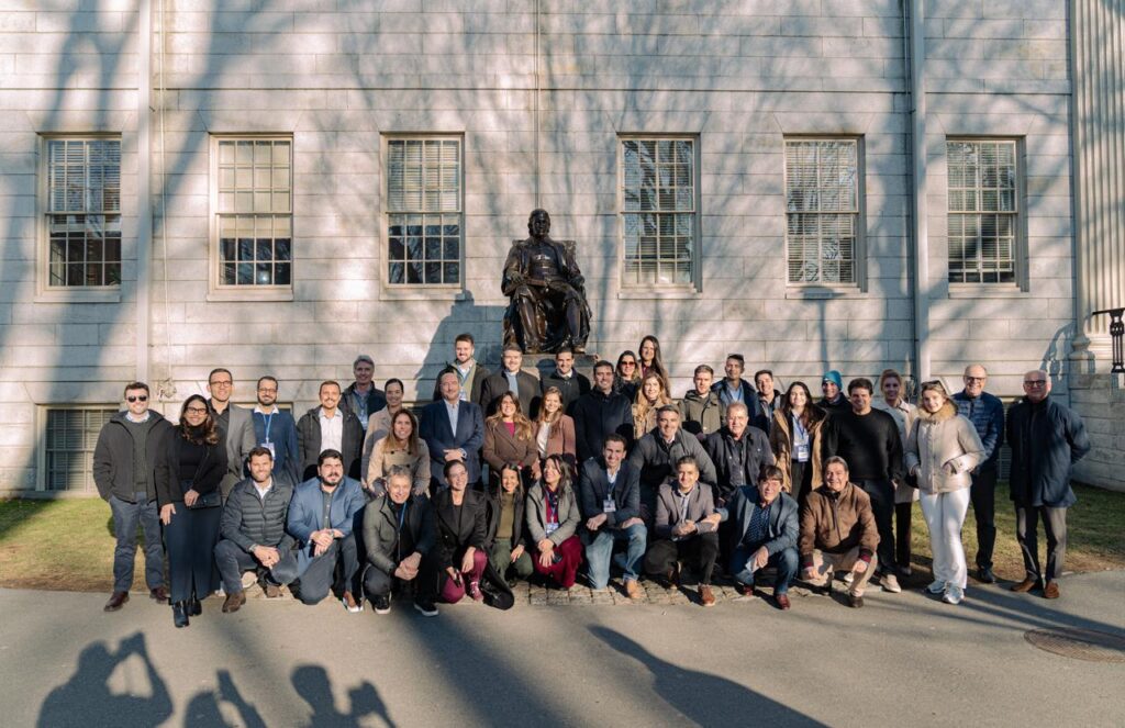 Imagem de grupo de profissionais que participaram do quarto programa de aceleração do MIT