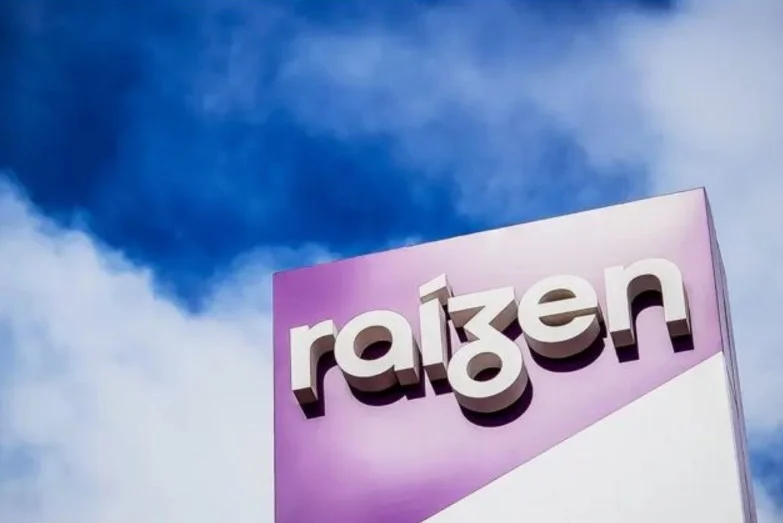 Imagem do topo de uma torre industria da empresa raízen aparece parcialmente com o céu de fundo. Imagem para destacar o caso de recuperação judicial da empresa