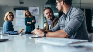 familia empresaria discutindo decisões